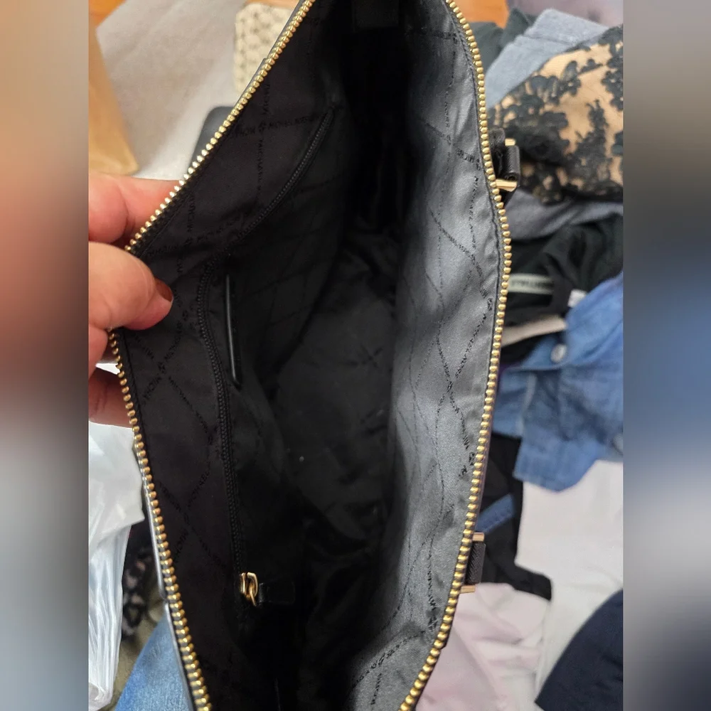 Michael Kors Black Tote Charlotte Large Saffiano Leather Top-Zip Tote Bag, BLACK - Picture 3 of 9